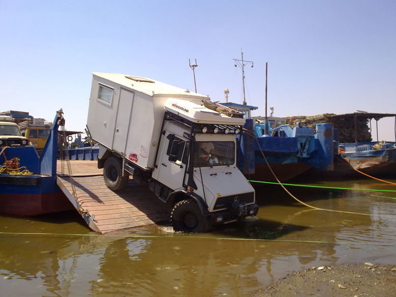 desembarcando el Uni en Aswan